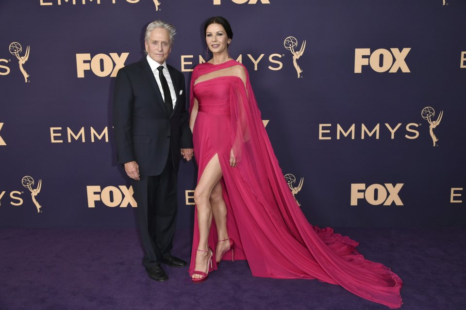 Michael Douglas y Catherine Zeta Jones en la alfombra roja de los Emmy 2019