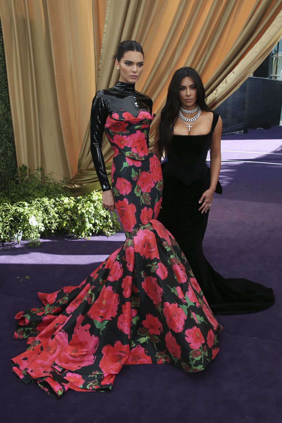 Kendall Jenner y Kim Kardashian en la alfombra roja de los Emmy 2019