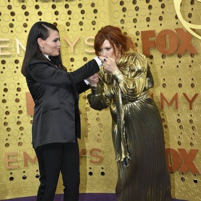 Natasha Lyonne y Clea DuVall en la alfombra roja de los Emmy 2019