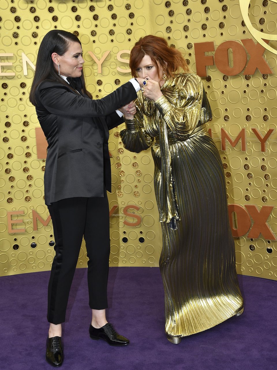 Natasha Lyonne y Clea DuVall en la alfombra roja de los Emmy 2019