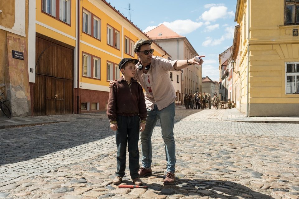 Taika Waititi dirigiendo a Roman Griffin Davis durante el rodaje de 'Jojo Rabbit'