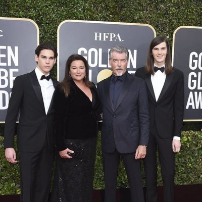 Pierce Brosnan y familia posan en la alfombra roja de los Globos de Oro 2020