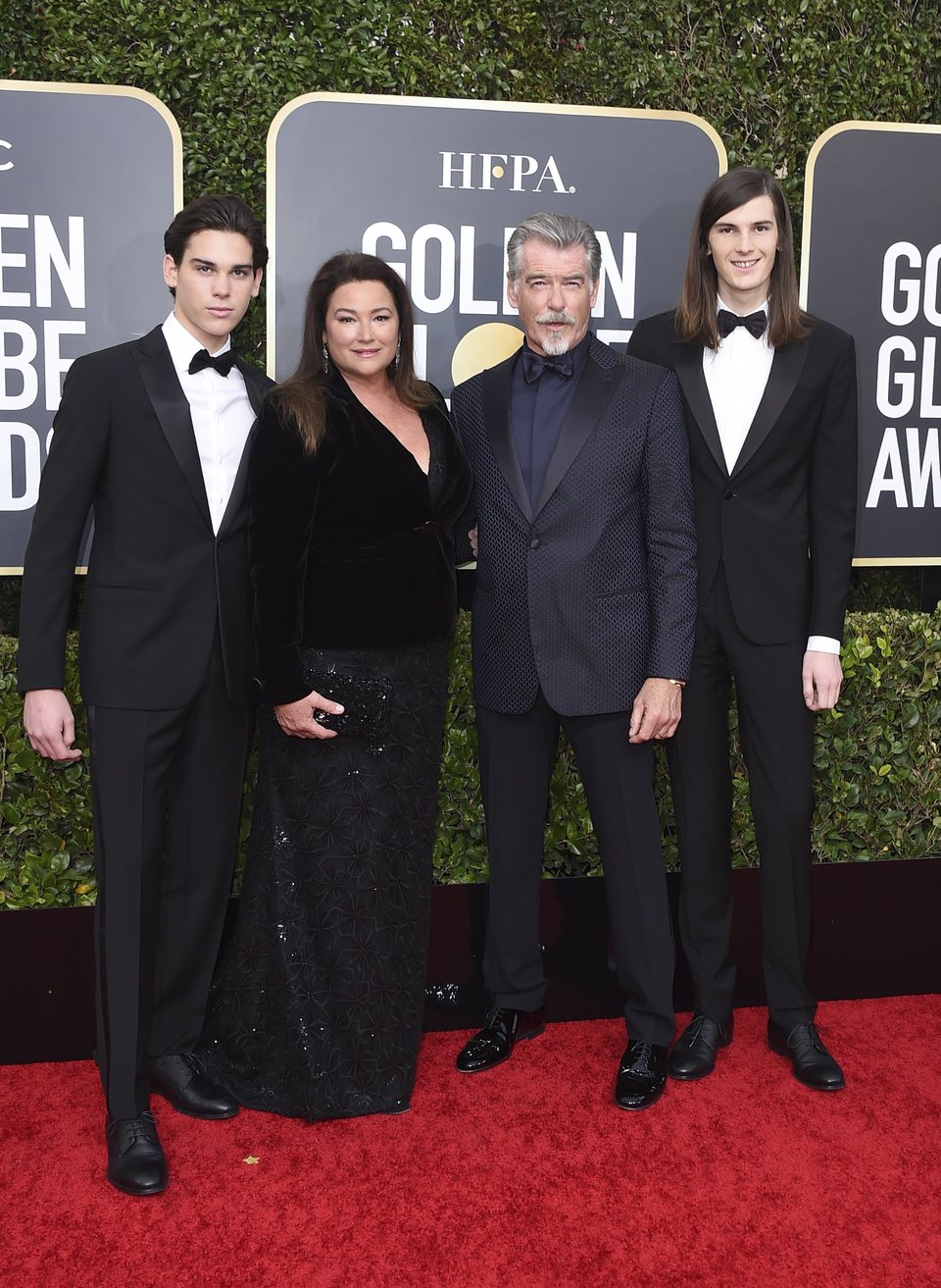 Pierce Brosnan y familia posan en la alfombra roja de los Globos de Oro 2020