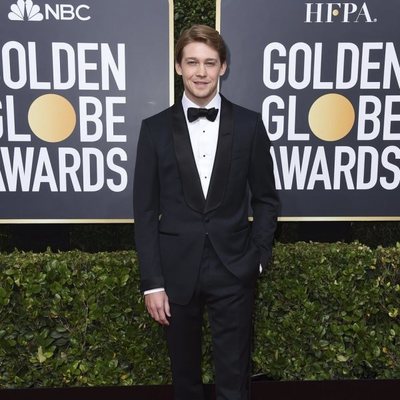 Joe Alwyn en la alfombra roja de los Globos de Oro 2020