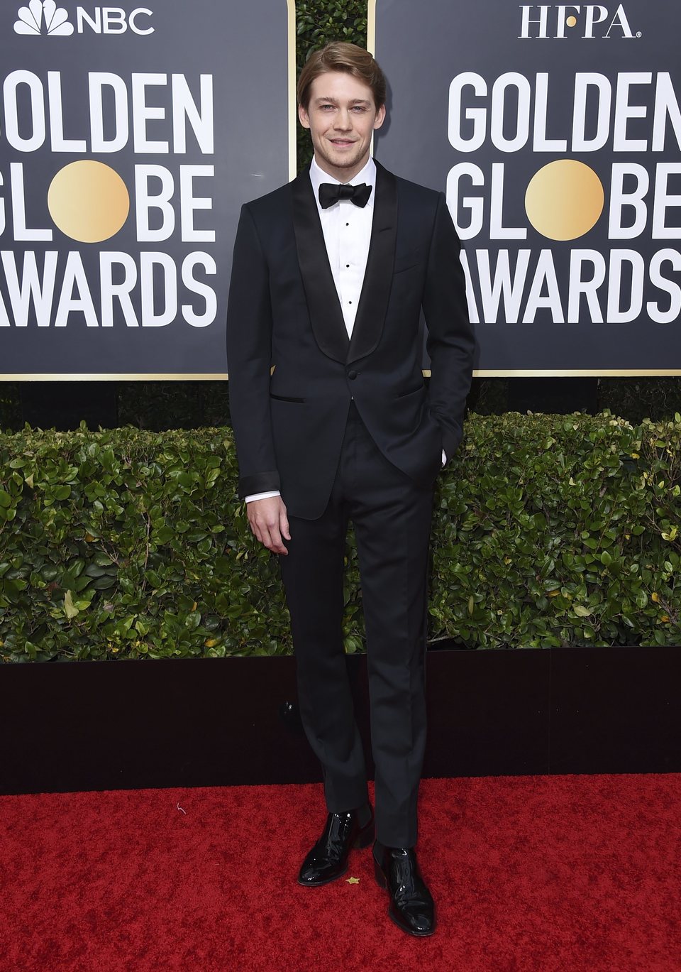 Joe Alwyn en la alfombra roja de los Globos de Oro 2020