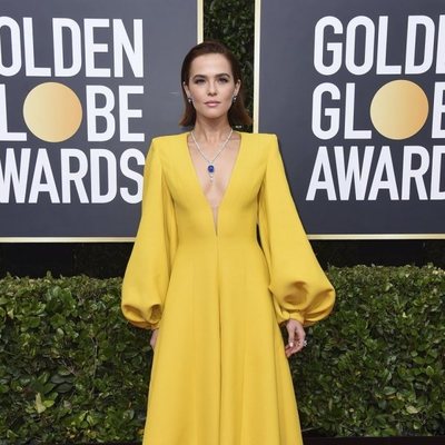 Zoey Deutch en la alfombra roja de los Globos de Oro 2020