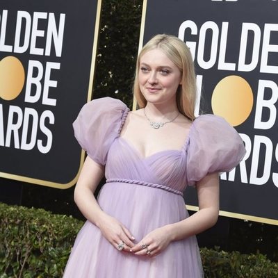 Dakota Fanning en la alfombra roja de los Globos de Oro 2020