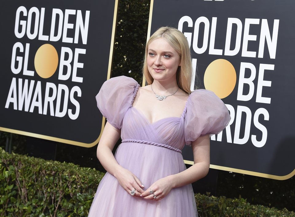 Dakota Fanning en la alfombra roja de los Globos de Oro 2020