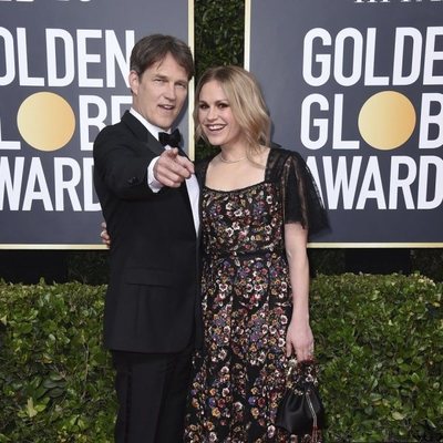 Anna Paquin y Stephen Moyer en la alfombra roja de los Globos de Oro 2020