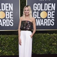 Margot Robbie en la alfombra roja de los Globos de Oro 2020