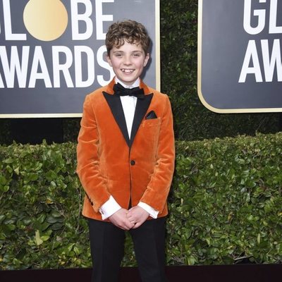 Roman Griffin Davis en la alfombra roja de los Globos de Oro 2020