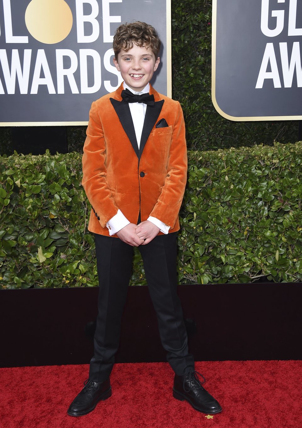 Roman Griffin Davis en la alfombra roja de los Globos de Oro 2020