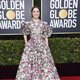 Kaitlyn Dever en la alfombra roja de los Globos de Oro 2020