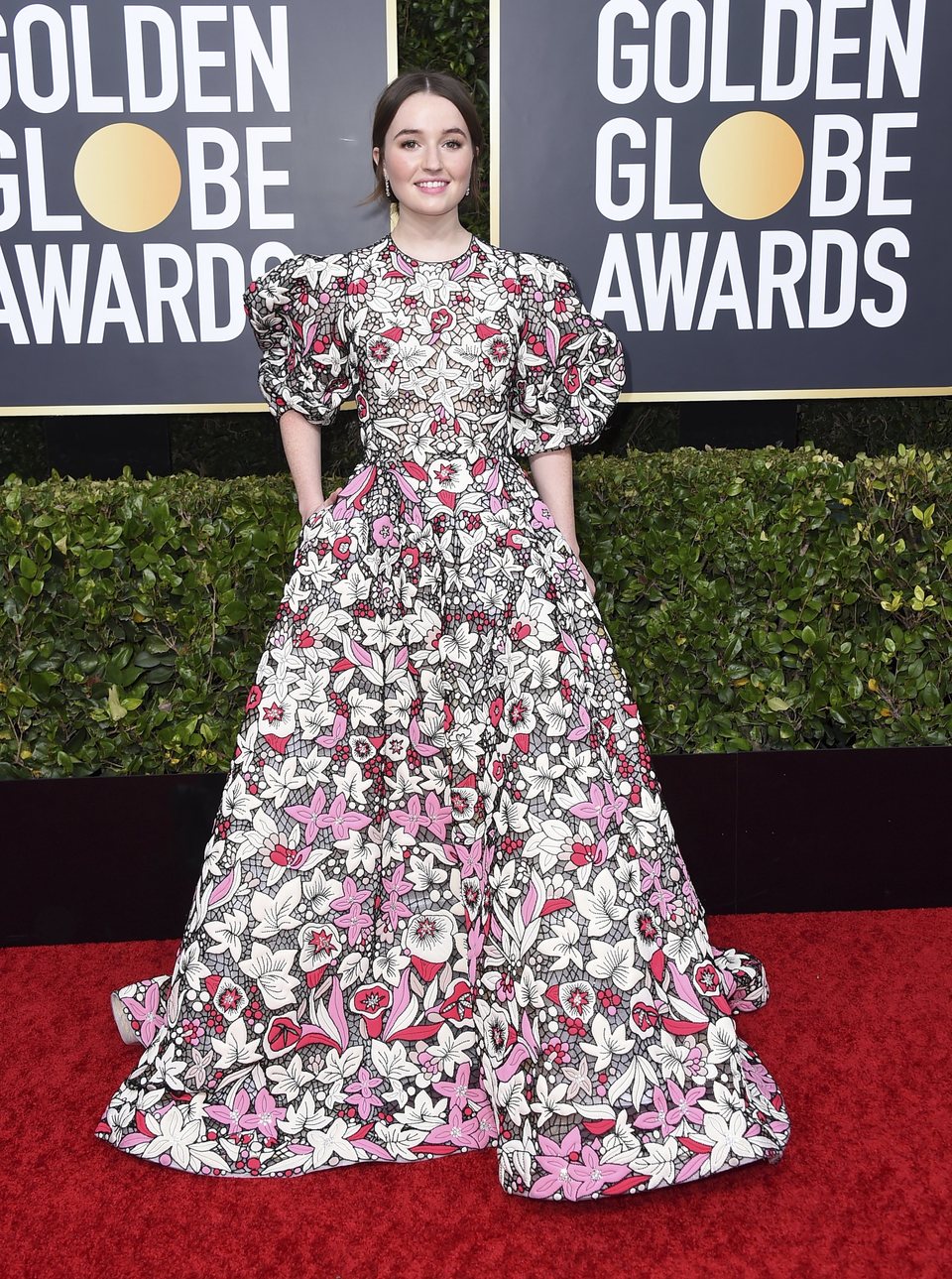 Kaitlyn Dever en la alfombra roja de los Globos de Oro 2020