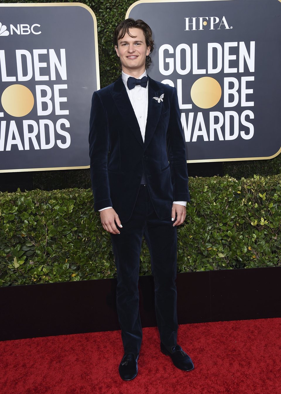 Ansel Elgort  en la alfombra roja de los Globos de Oro 2020