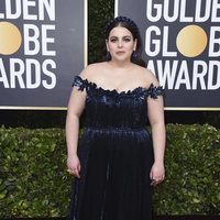 Beanie Feldstein en la alfombra roja de los Globos de Oro 2020