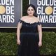 Beanie Feldstein en la alfombra roja de los Globos de Oro 2020