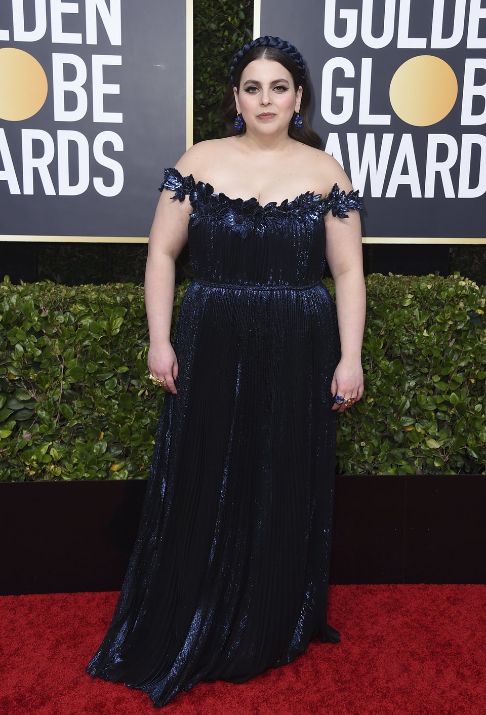 Beanie Feldstein en la alfombra roja de los Globos de Oro 2020