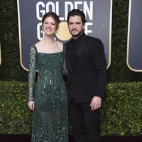 Kit Harington y Rose Leslie posan juntos en la alfombra roja de los Globos de Oro 2020