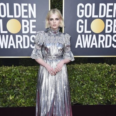 Lucy Boynton en la alfombra roja de los Globos de Oro