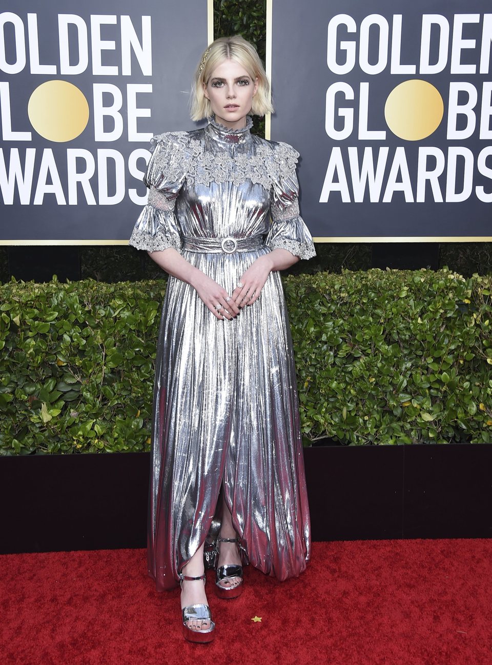 Lucy Boynton en la alfombra roja de los Globos de Oro