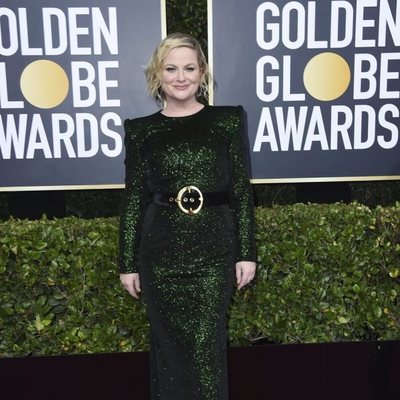 Amy Poehler en la alfombra roja de los Globos de Oro 2020