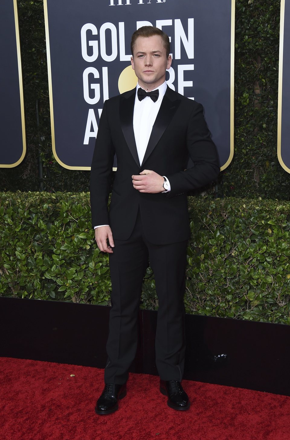 Taron Egerton en la alfombra roja de los Globos de Oro 2020