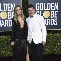 Antonio Banderas y Nicole Kimpel en la alfombra roja de los Globos de Oro 2020