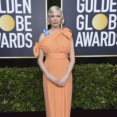 Michelle Williams en la alfombra roja de los Globos de Oro 2020