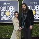 Jason Momoa y Lisa Bonet en la alfombra roja de los Globos de Oro 2020