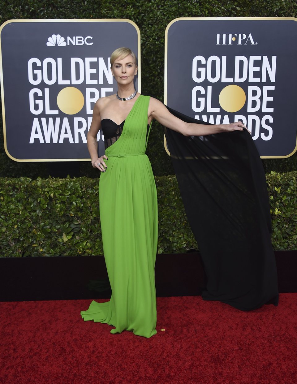 Charlize Theron en la alfombra roja de los Globos de Oro 2020