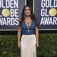 Salma Hayek posa en la alfombra roja de los Globos de Oro 2020