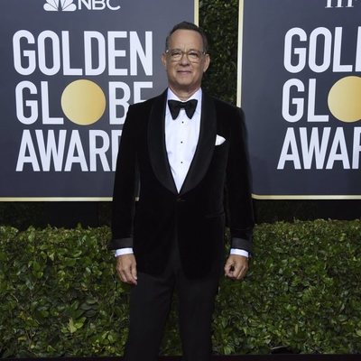 Tom Hanks en la alfombra roja de los Globos de Oro 2020