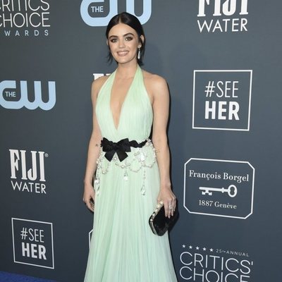 Lucy Hale en la alfombra de los Critics' Choice Awards 2020