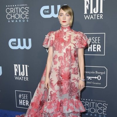 Saoirse Ronan en la alfombra roja de los Critics' Choice Awards 2020