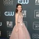 Kaitlyn Dever en la alfombra roja de los Critics' Choice Awards 2020