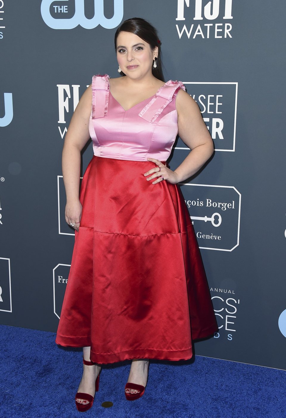 Beanie Feldstein en la alfombra de los Critics' Choice Awards 2020