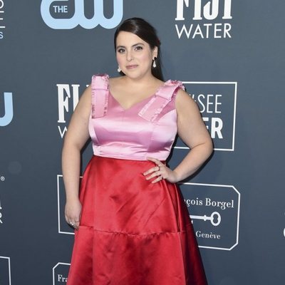 Beanie Feldstein en la alfombra de los Critics' Choice Awards 2020