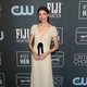 Margaret Qualley posando en los Critics' Choice Awards 2020