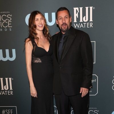 Adam Sandler y su mujer Jackie en los Critics' Choice Awards 2020