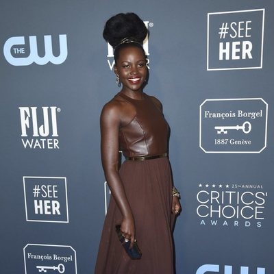 Lupita Nyong'o en la alfombra de los Critics' Choice Awards 2020