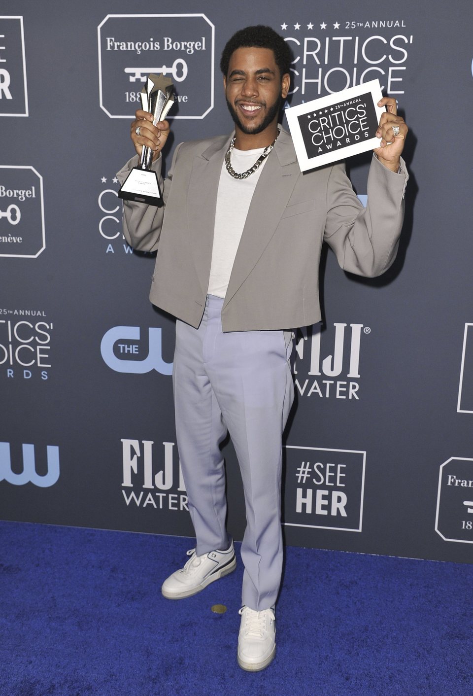 Jharrel Jerome en la alfombra roja de los Critics' Choice Awards 2020