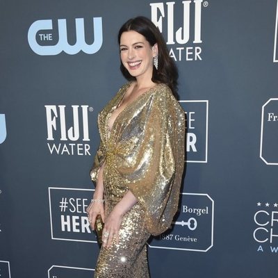 Anne Hathaway en la alfombra de los Critics' Choice Awards 2020