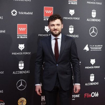 Adam Jezierski en la alfombra roja de los Premios Feroz 2020