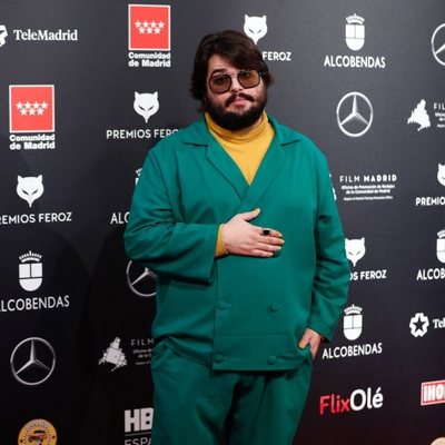 Brays Efe en la alfombra roja de los Premios Feroz 2020