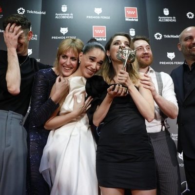 El equipo de 'Vida perfecta' en la alfombra roja de los Premios Feroz 2020