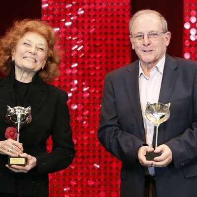 Julia y Emilio Gutiérrez Caba con el Premio Feroz de Honor 2020