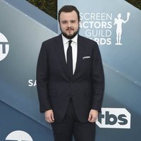 John Bradley en la alfombra roja de los SAG Awards 2020