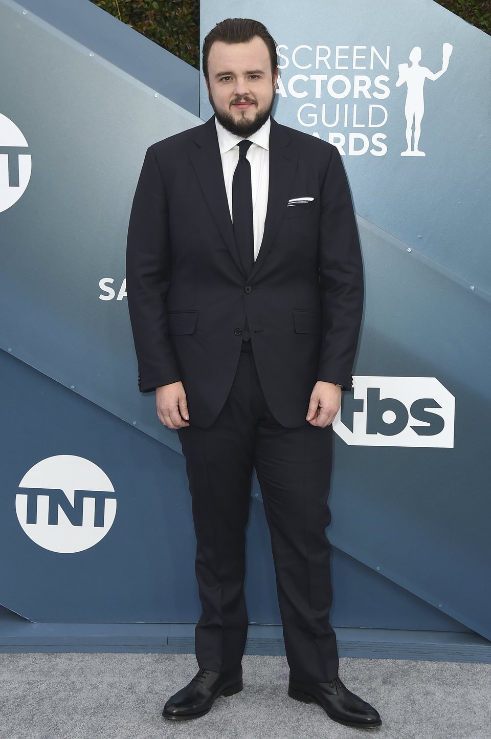 John Bradley en la alfombra roja de los SAG Awards 2020