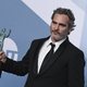 Joaquin Phoenix posa con su premio en la alfombra de los SAG Awards 2020